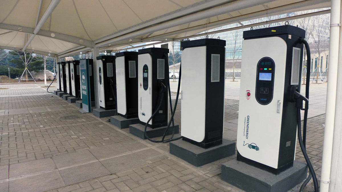 沈陽(yáng)首個(gè)新能源汽車(chē)智能充電樁群投入使用